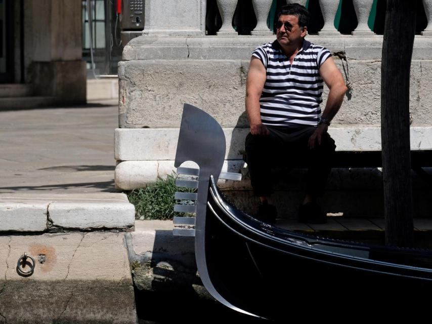 Un gondolero sin mucho trabajo en pandemia en Italia.