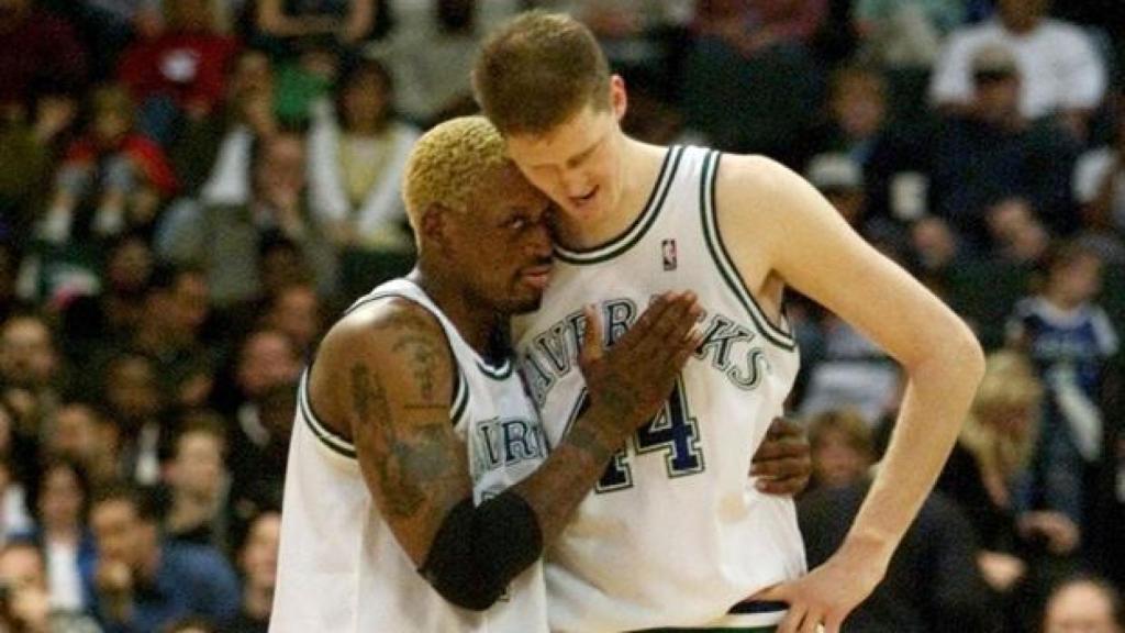 Dennis Rodman junto a Shawn Bradley