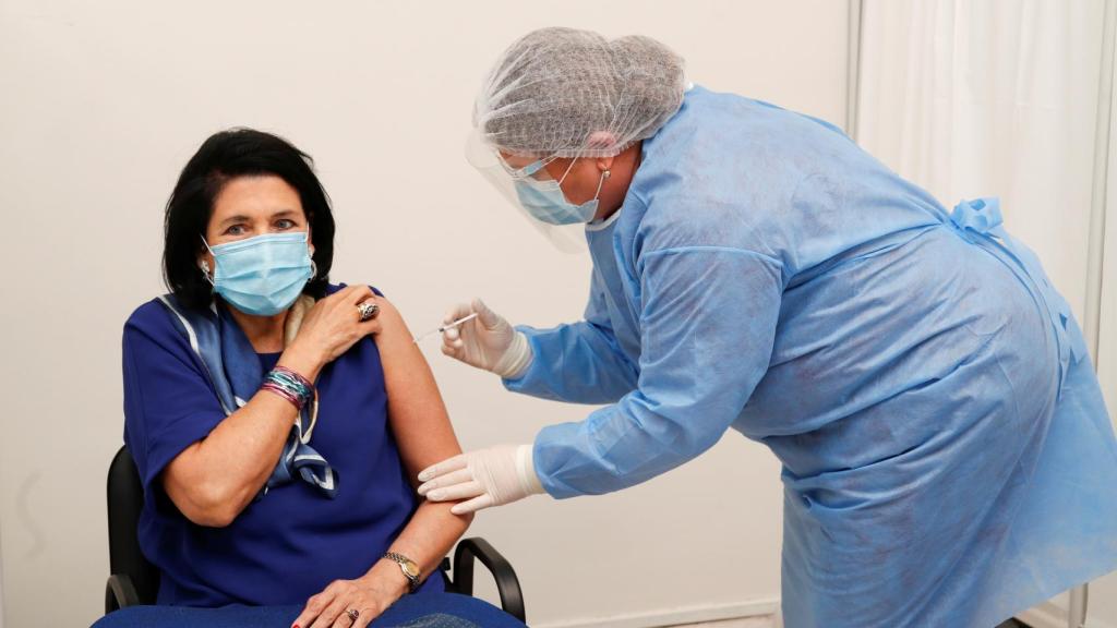 Una sanitaria administra la vacuna de AstraZeneca.