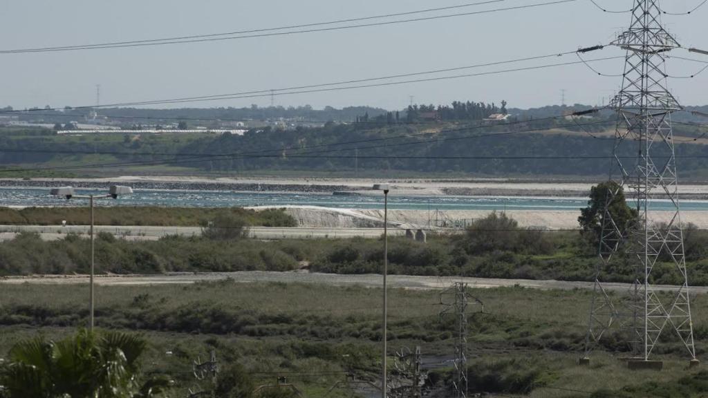 Una de las balsas de fosfoyesos vista desde un edificio del barrio onubense de Pérez Cubillas.