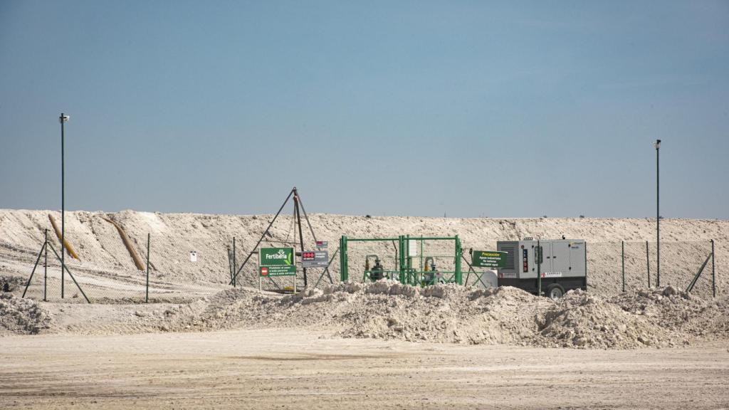Zona de acceso a una de las balsas de fosfoyesos, cuyo perímetro está cercado por una profunda zanja.