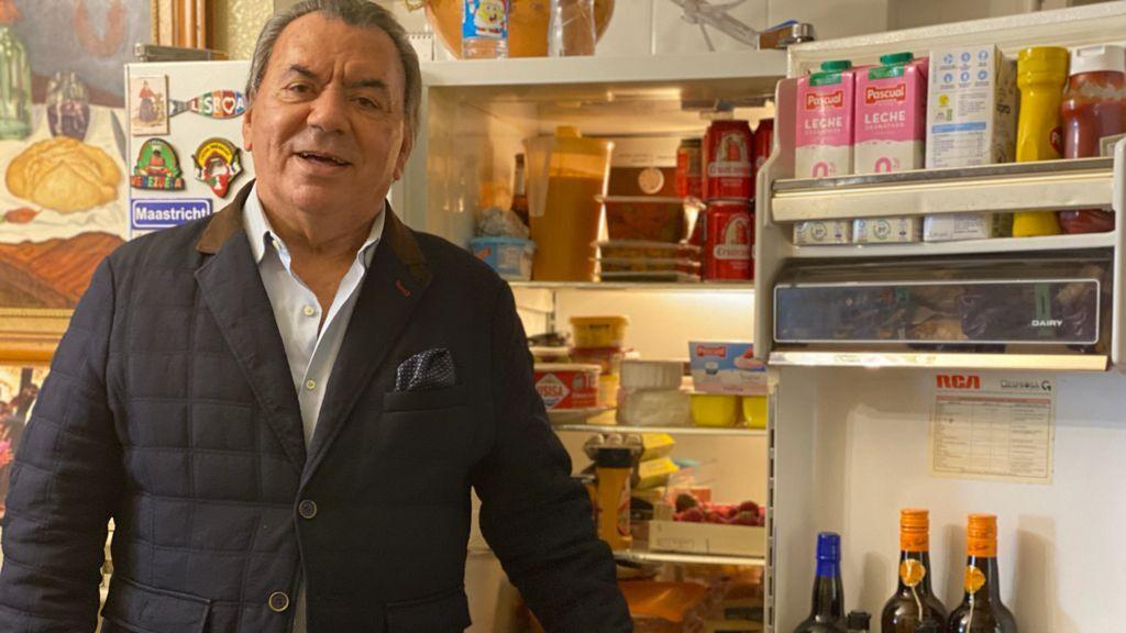 Rafael Ruiz abre su nevera a este diario.