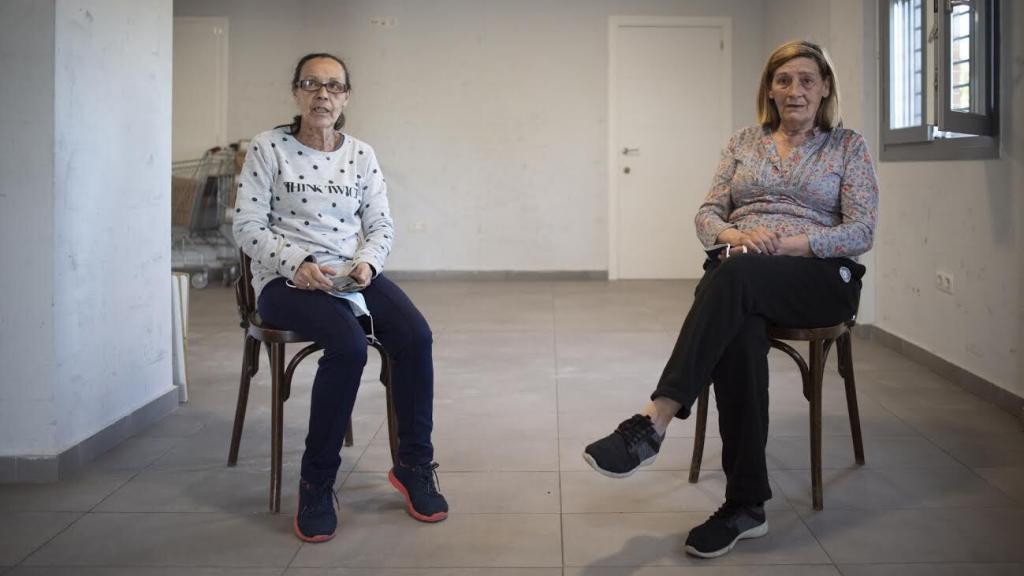 Isabel Osuna (izquierda) e Isabel Escudero, vecinas del barrio onubense Pérez Cubillas.