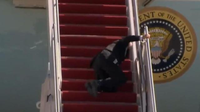 Biden tropieza tres veces y se cae subiendo las escaleras del Air Force One