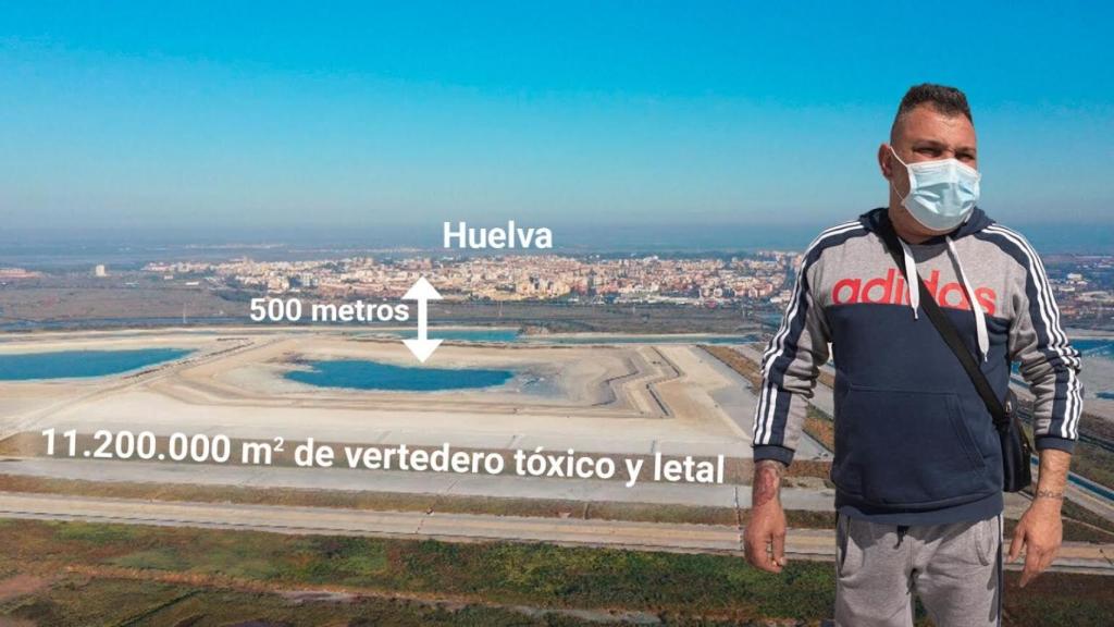Vista aérea de los fosfoyesos de Huelva, que se encuentran a 500 metros de los primeros edificios de la ciudad.