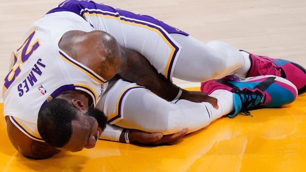 LeBron James se duele de su tobillo izquierdo