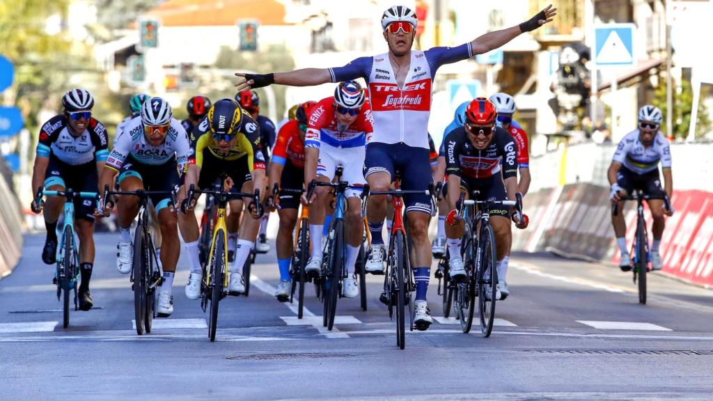 Stuyven celebra su victoria en la Milán-Sanremo 2021