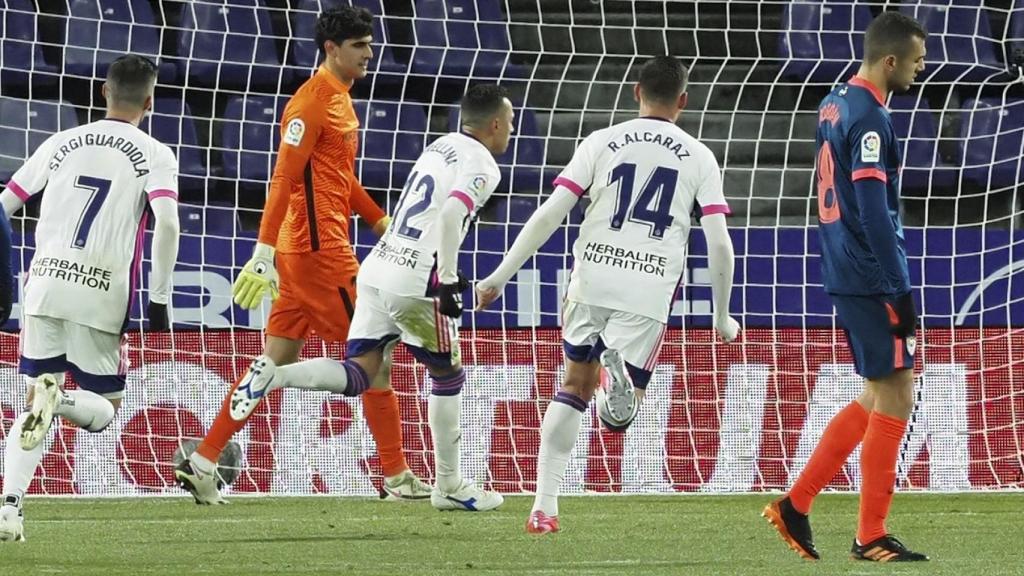 Los jugadores del Valladolid corren frente a Bono