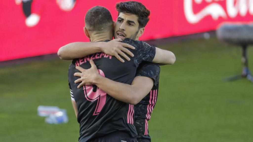 Abrazo entre Benzema y Asensio para celebrar un gol