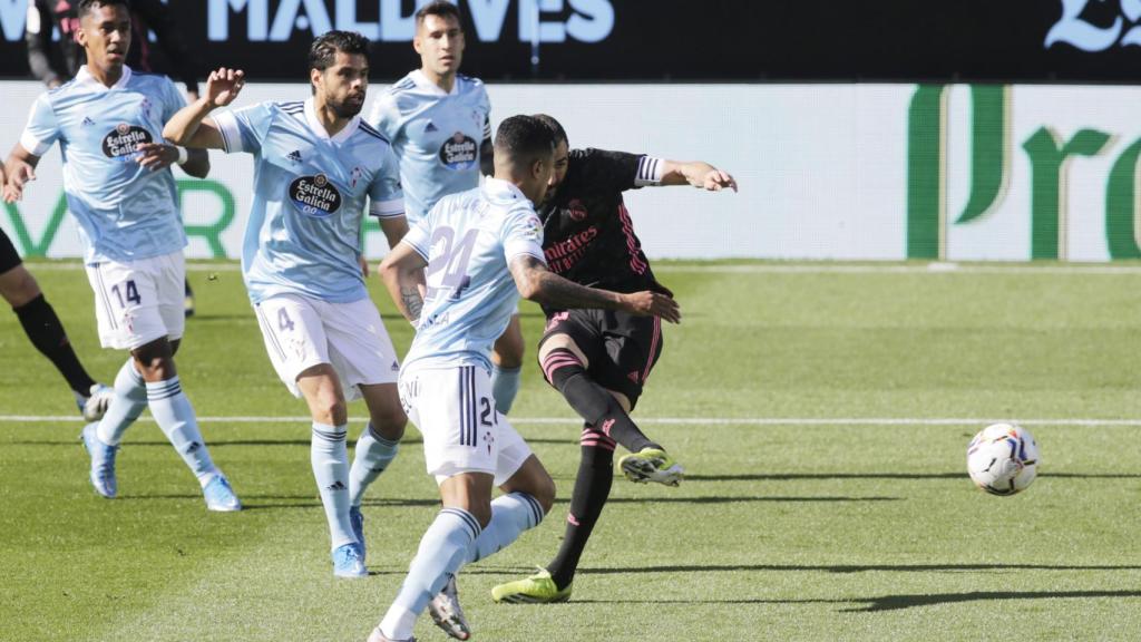 Karim Benzema aprovecha un pase de Toni Kroos para marcar al Celta de Vigo