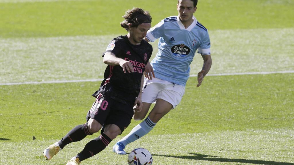 Luka Modric intenta desprenderse de la presión de un jugador del Celta de Vigo