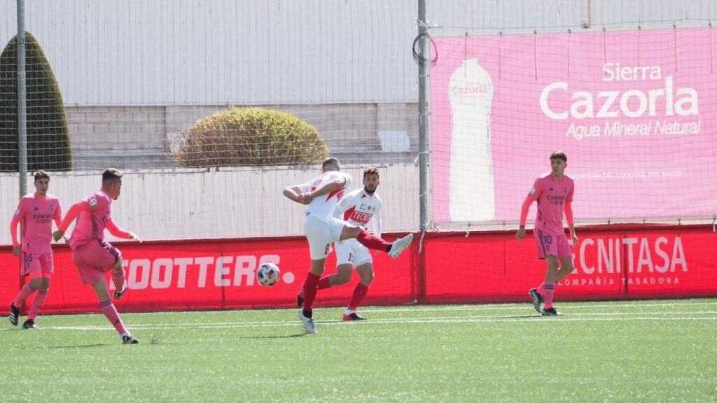 Hugo Vallejo realiza un disparo durante el partido del Real Madrid Castilla frente a la UD Sanse. Foto: Twitter (@udsanse)