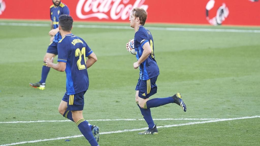 Álex Fernández recoge el balón tras marcar al Cádiz