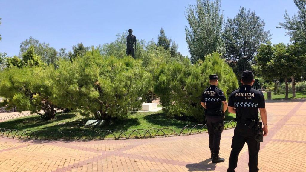 Una pareja de policías locales patrullando a pie por Cehegín.