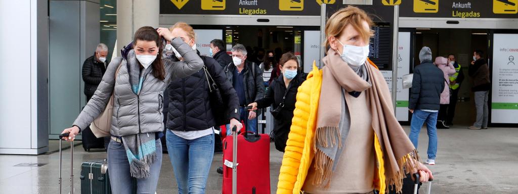 Turistas alemanes llegan al aeropuerto de Palma de Mallorca.