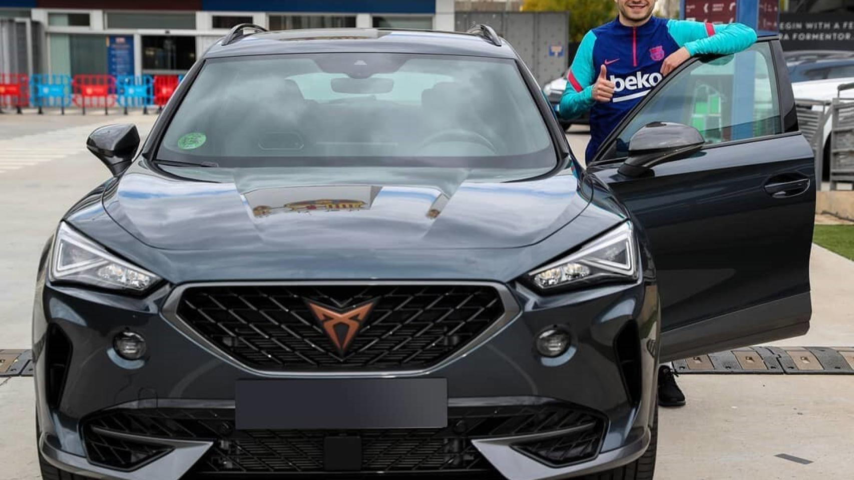 Pedri con el Cupra Formentor.