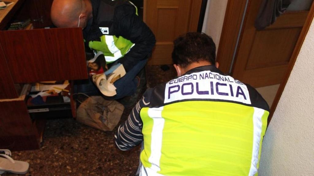 Agentes de la Policía Nacional durante el operativo llevado a cabo para desarticular la banda de extorsionadores.