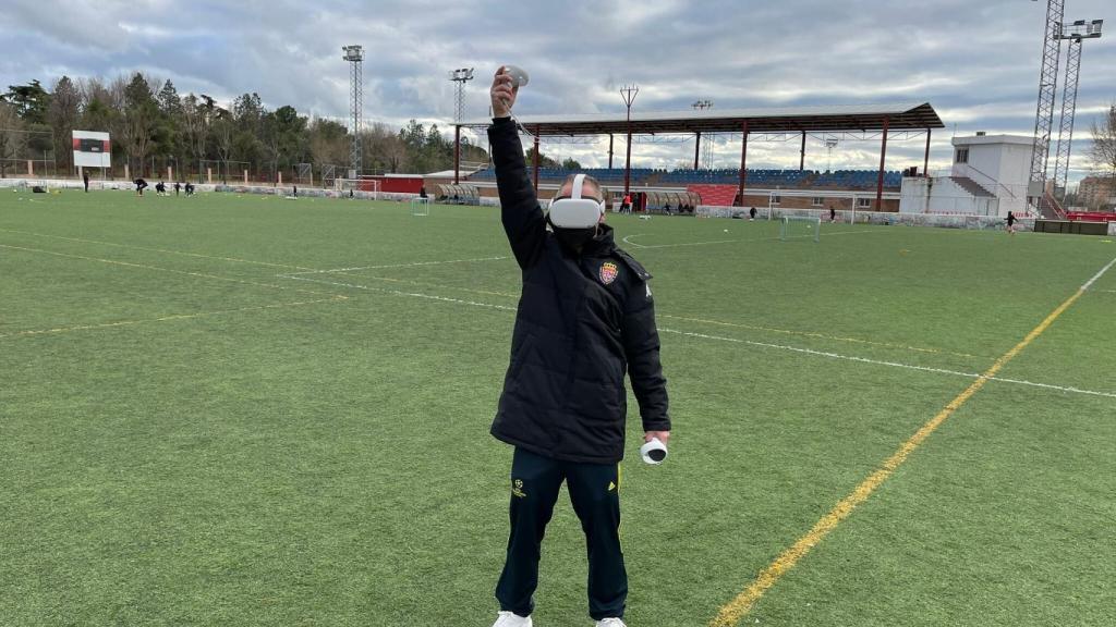 Un miembro del departamento de árbitros de la RFFM levanta el banderín del linier con la tecnología VAR3D