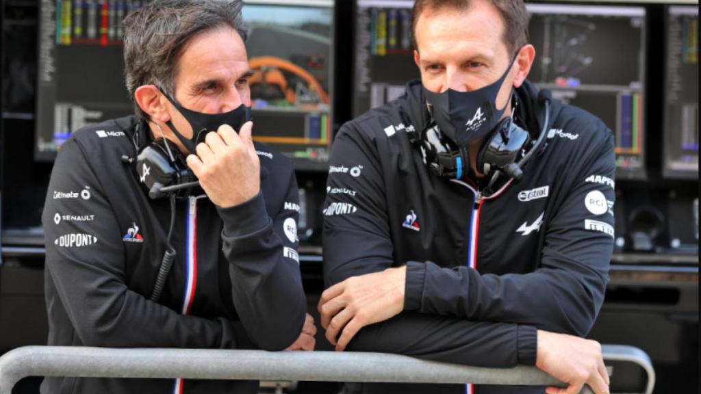 Davide Brivio y Marcin Bukowski, durante los test de Bahrein 2021