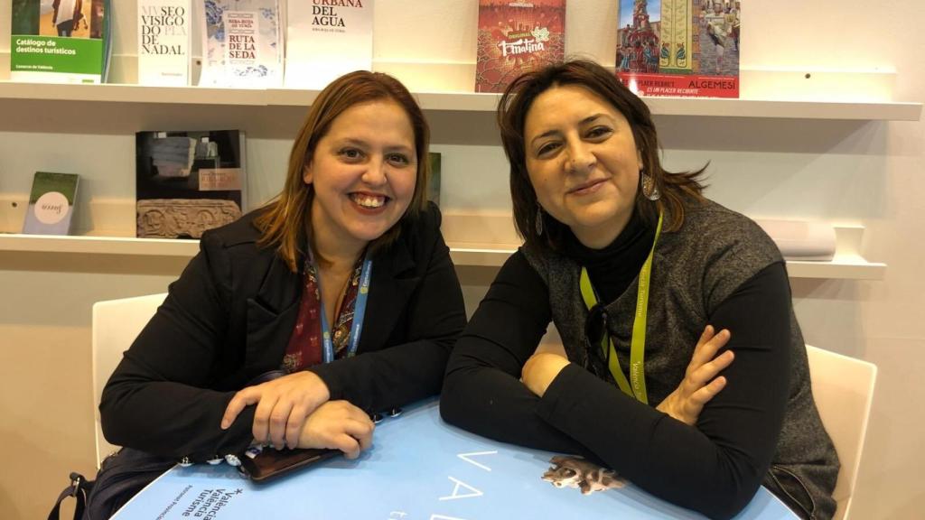 La alcaldesa de Monforte, María Dolores Berenguer (izda.) con la consejera de Transparencia.