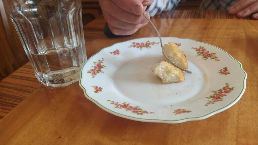 El cocinero probando las torrijas de Mercadona.