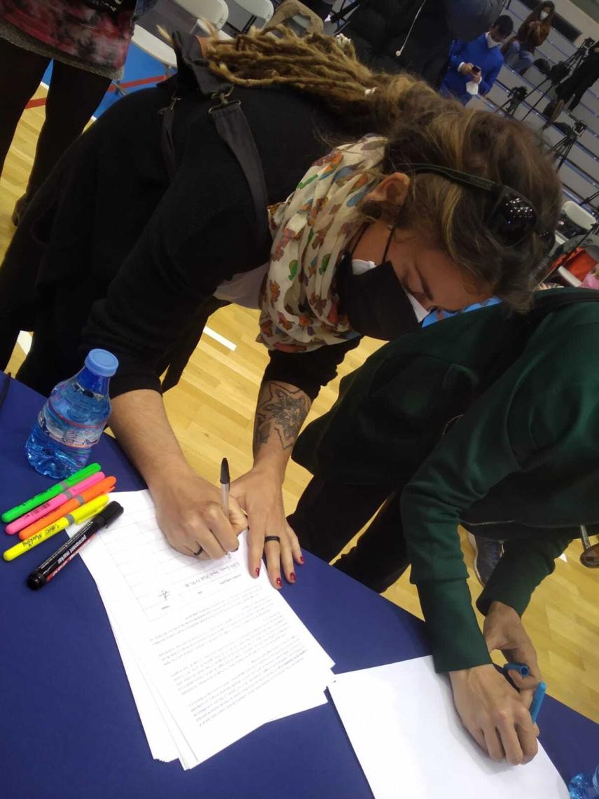 Una mujer firma para que Patricia Ramírez puede alcanzar el número de rúbricas para plantear una ILP en el Congreso.