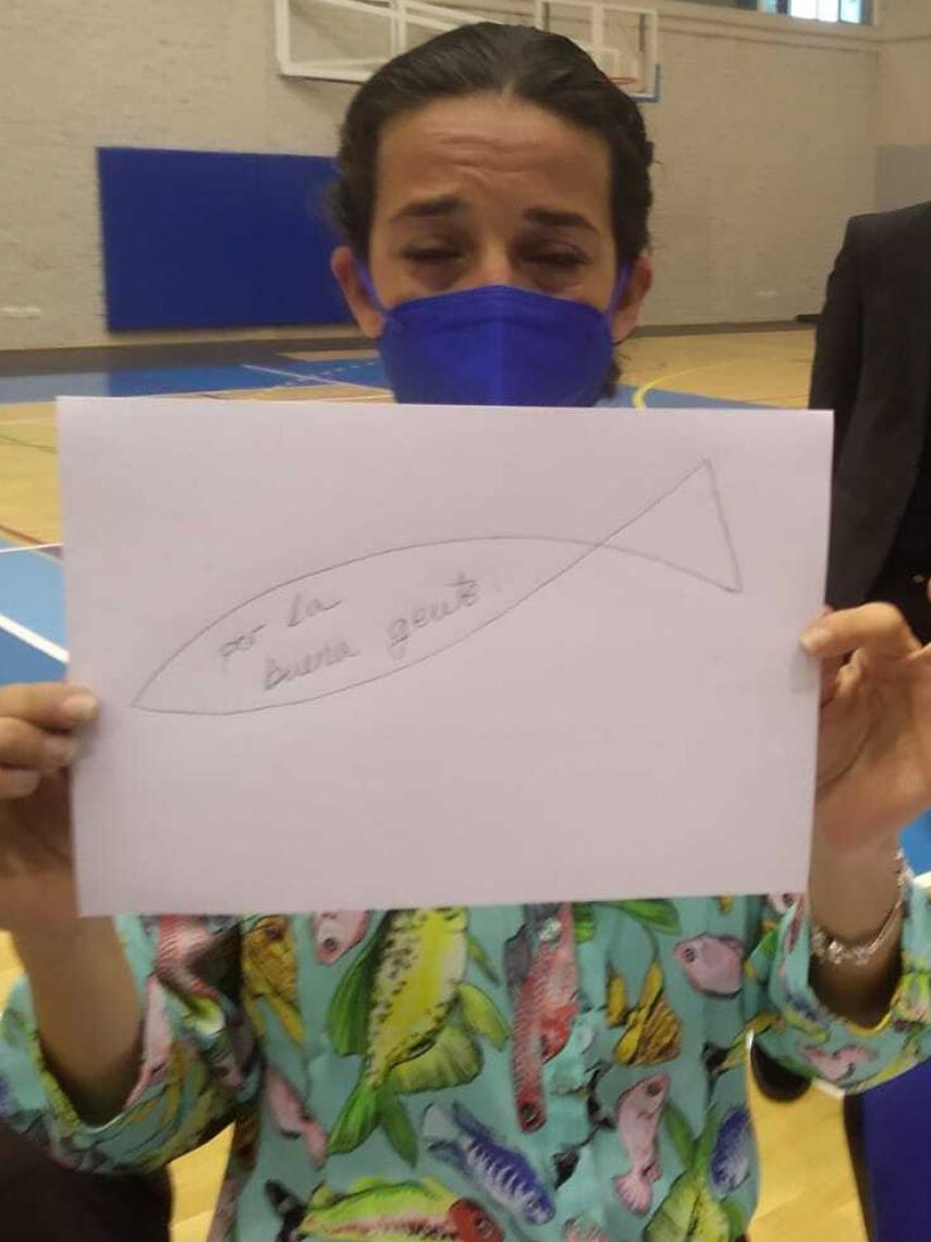 Patrica con una imagen de un pez que representa a su hijo, Gabriel Cruz, 'El Pescaíto', que dice: Por la buena gente.