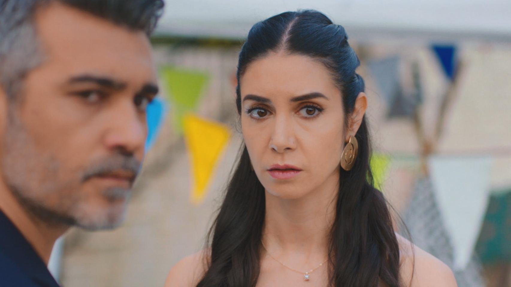 Piril iniciará una nueva guerra este martes en 'Mujer' al enviar las fotografías de Sirin y Sarp a Bahar