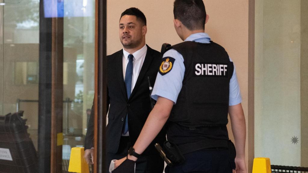 Jarrdy Hayde y un oficial de la policía