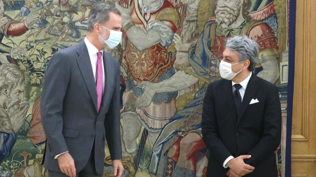 El Rey Felipe junto a Luca de Meo cuando este último era presidente de Seat.
