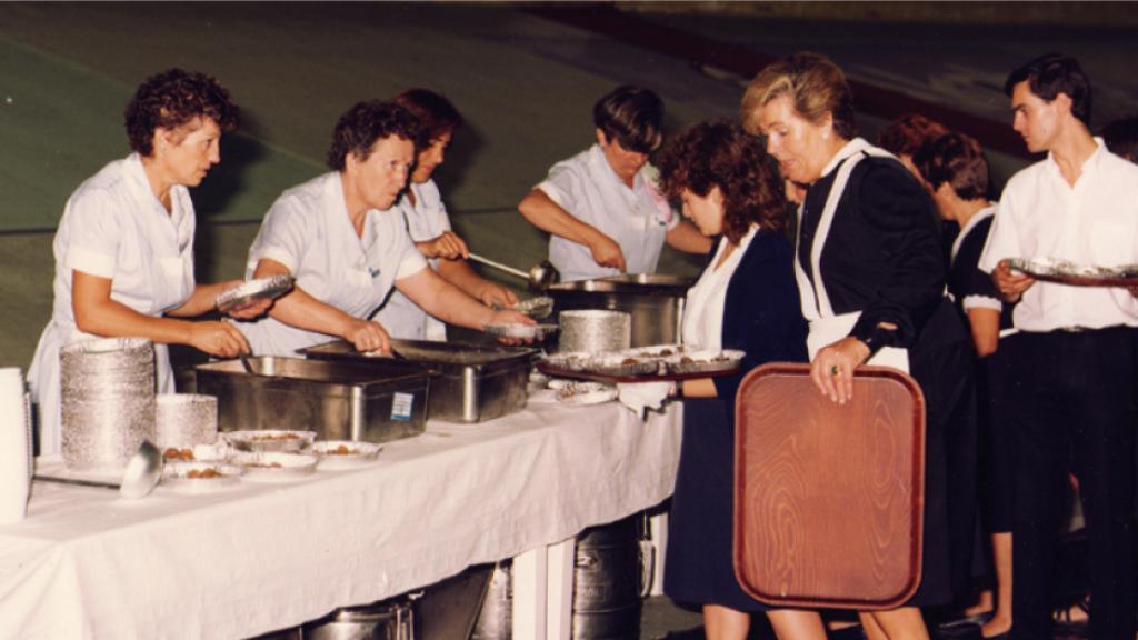 Mujeres de Ausolan, repartiendo comida.