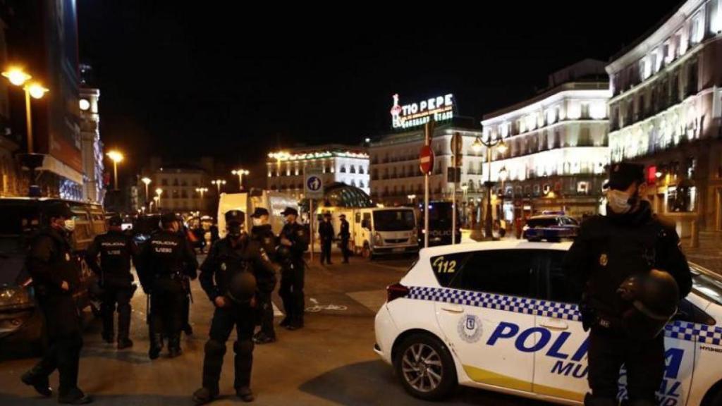 Policías impidiendo botellones en la Puerta del Sol.