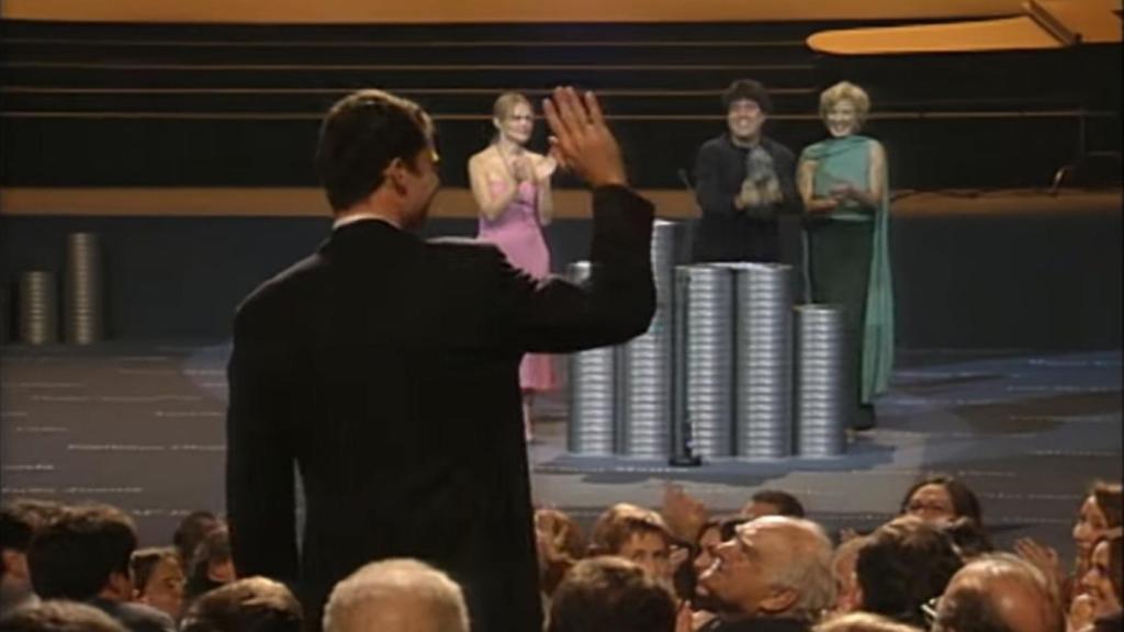 Pedro Almodóvar cantando cumpleaños feliz al actual rey Felipe VI en los Goya de 2000.