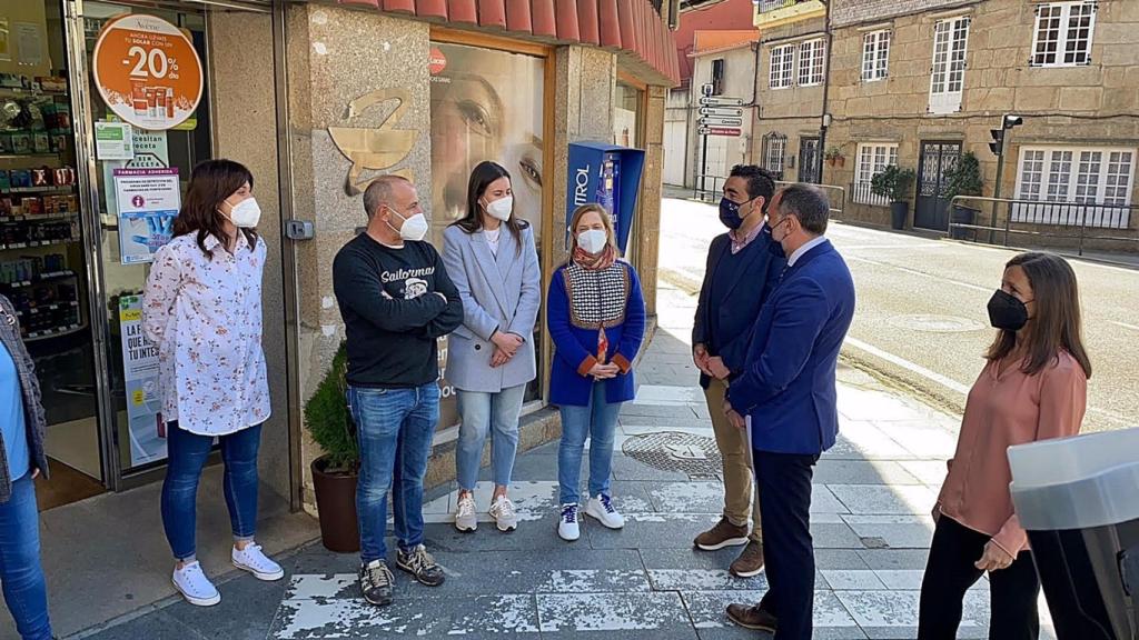 El conselleiro de Sanidade, Julio García Comesaña, en una visita en Cambados