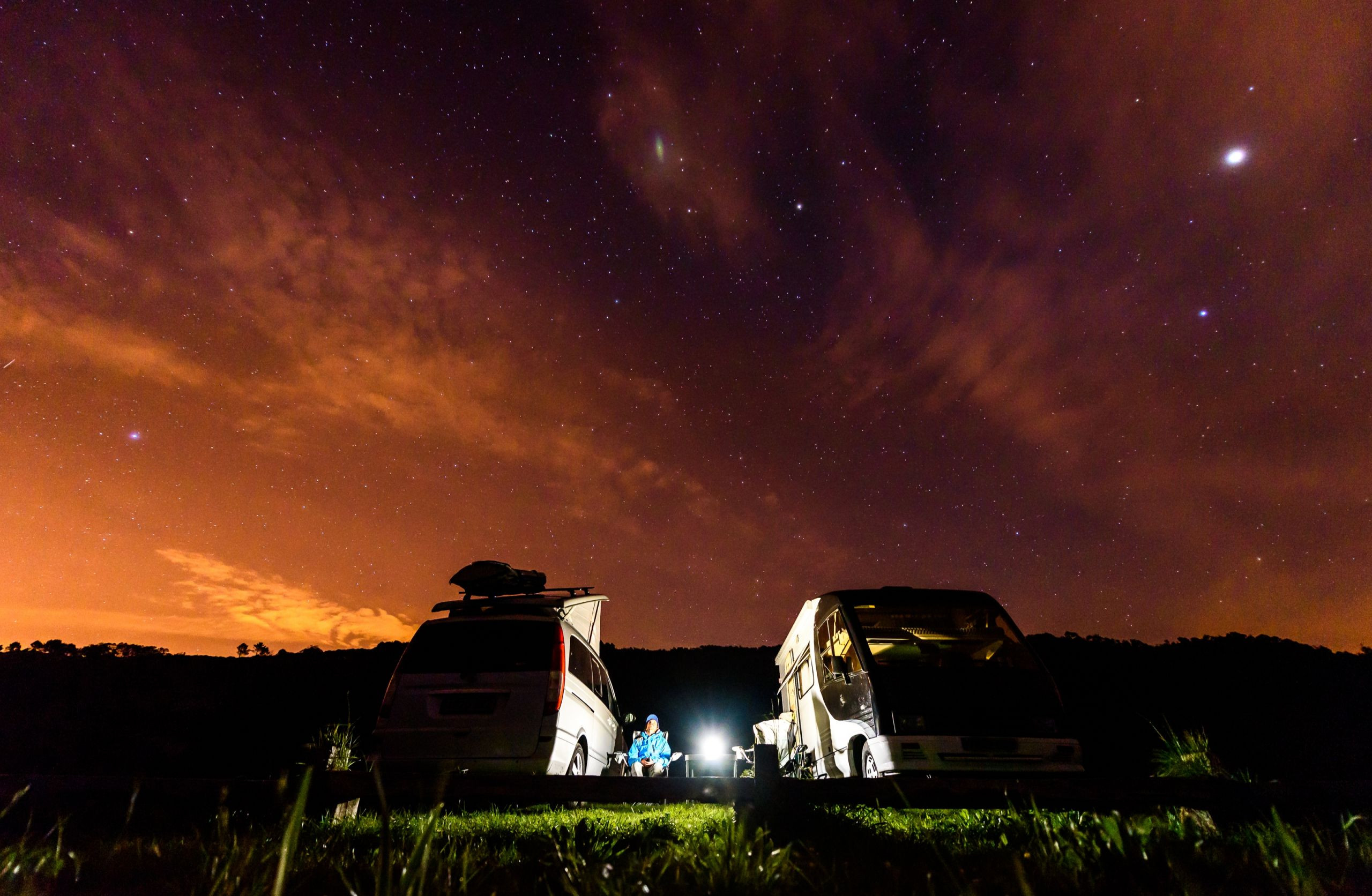 Una camper y una autocaravana aparcadas en la playa de Soesto en Laxe. Imagen: Shutterstock.