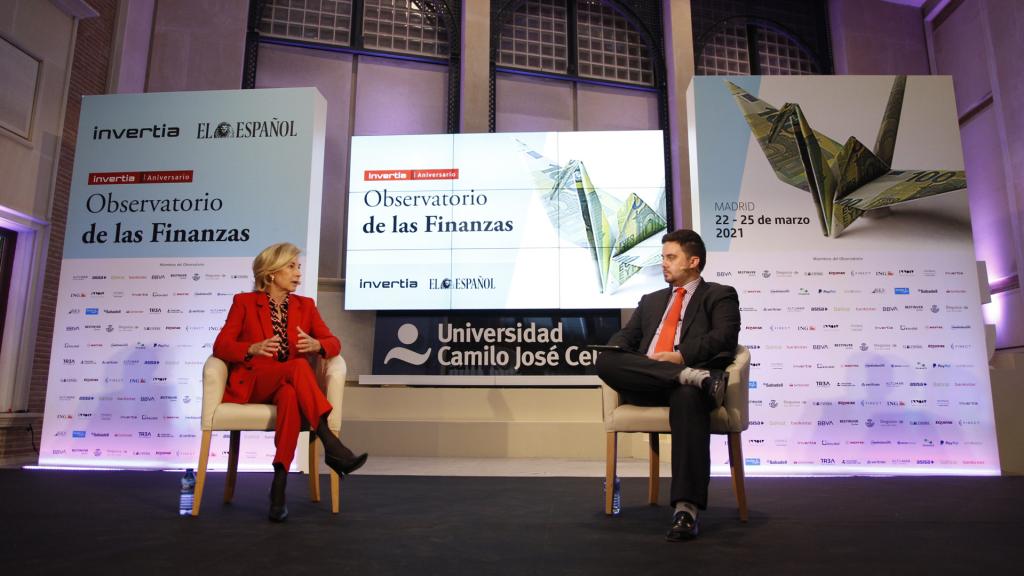 María Dolores Dancausa, CEO de Bankinter, y Arturo Criado, redactor jefe de Invertia, durante el Observatorio de las Finanzas.