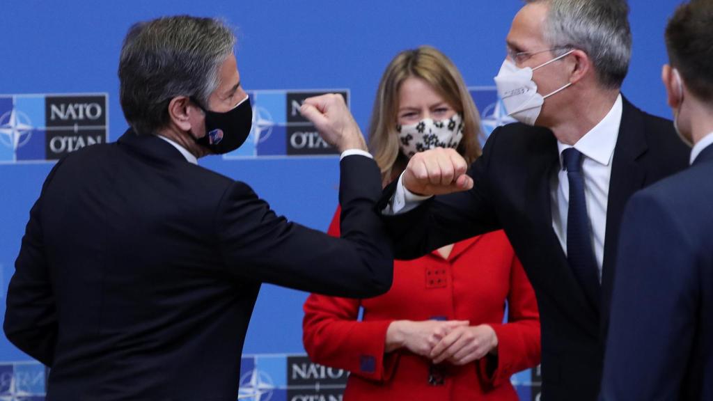 Antony Blinken saluda a Jens Stoltenberg durante la reunión de este martes en la OTAN