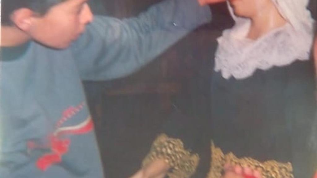 Álvaro con 13 años vistiendo