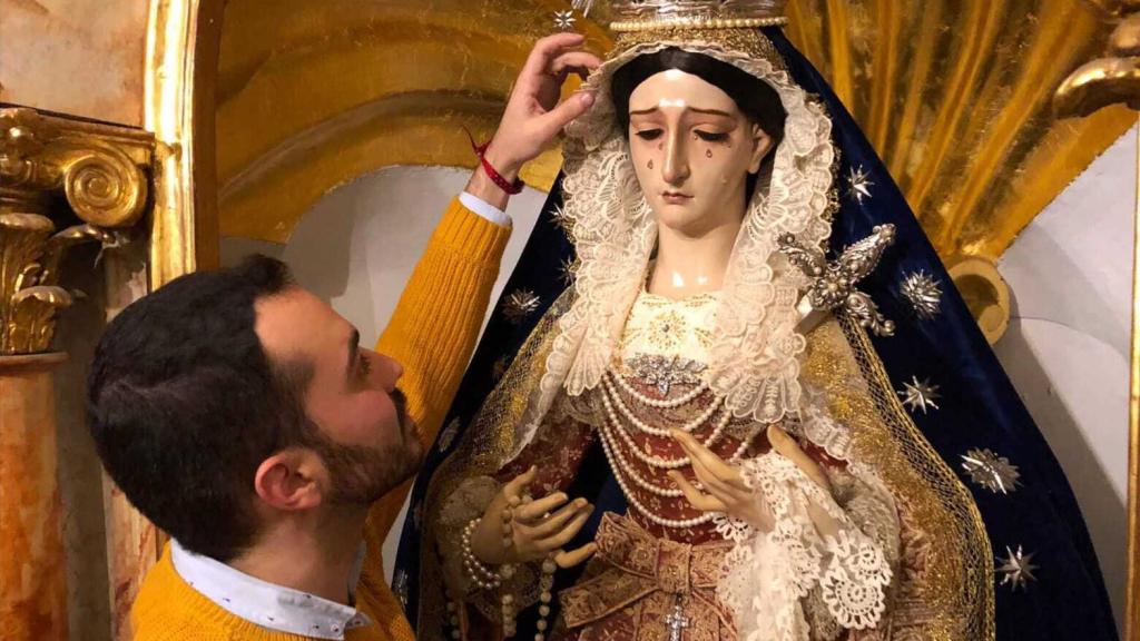Álvaro retocando el encaje de una Virgen.