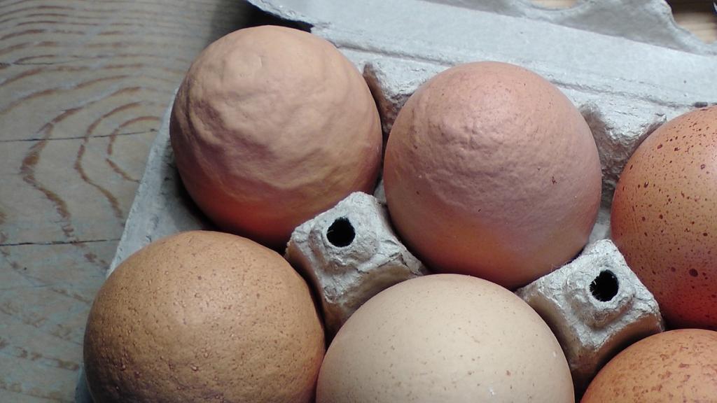 Una imagen de huevos arrugados.