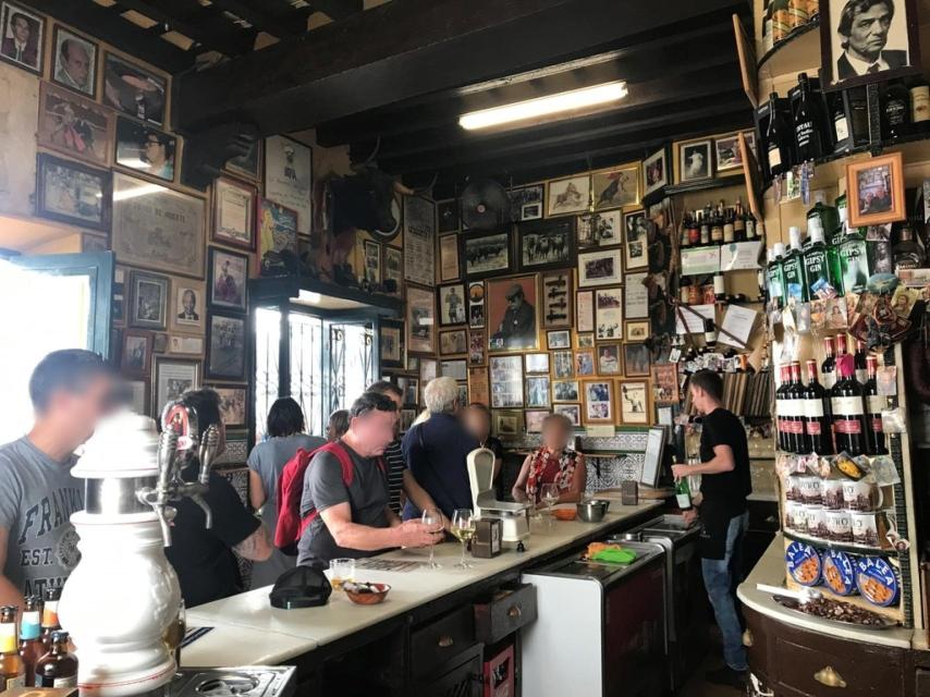 Casa Manteca y su clientela