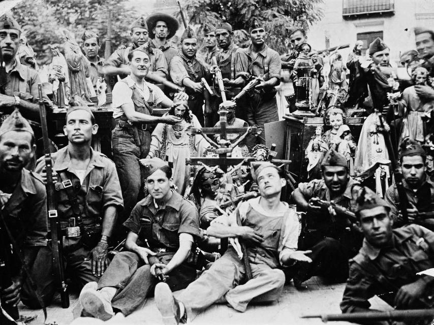 Milicianos de la Brigada de la Muerte en Caspe posando con los objetos e imágenes religiosas confiscadas en Caspe antes de quemarlas.