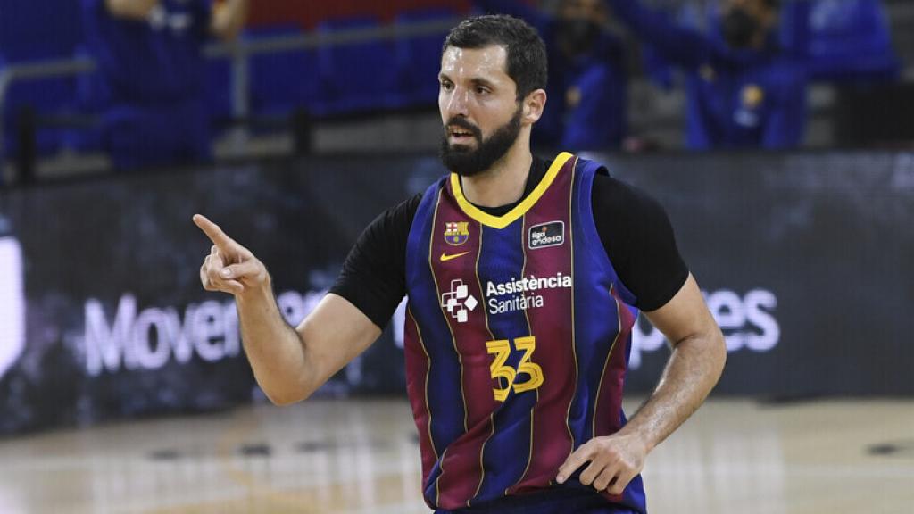 Mirotic celebra una canasta con el Barça