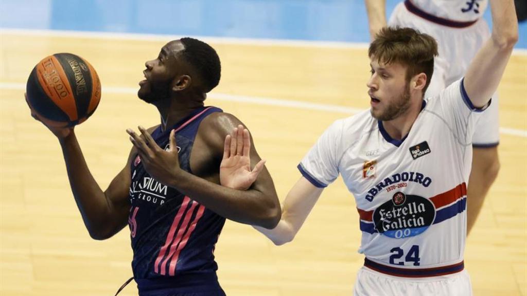 Usman Garuba penetrando a canasta ante Obradoiro