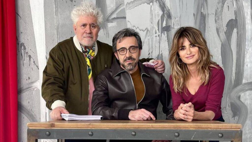 Pedro Almodóvar posa junto a Penélope Cruz e Israel Elejalde