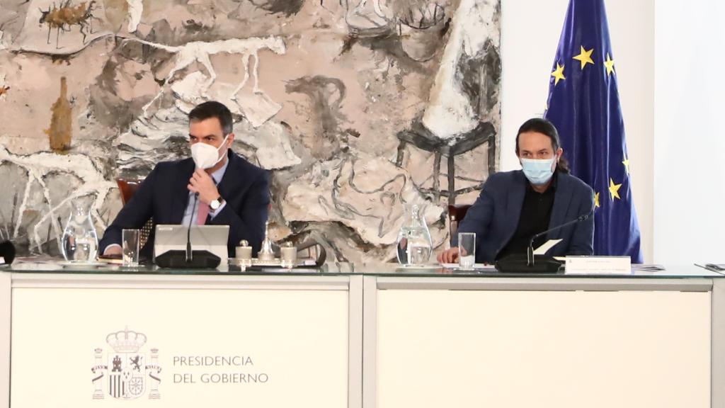 Pablo Iglesias, junto a Pedro Sánchez, en el Consejo de Ministros.
