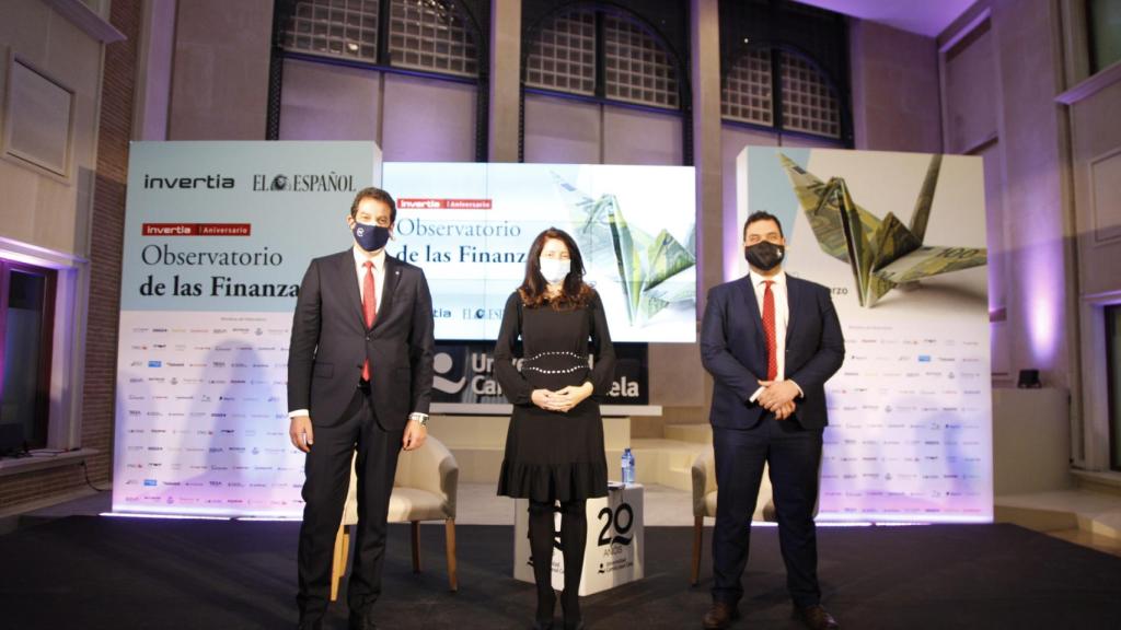 Igor Garzesi, consejero delegado de Banco Mediolanum, Mamen Vázquez, directora general de EL ESPAÑOL, y Rubén Escudero, redactor de Invertia.