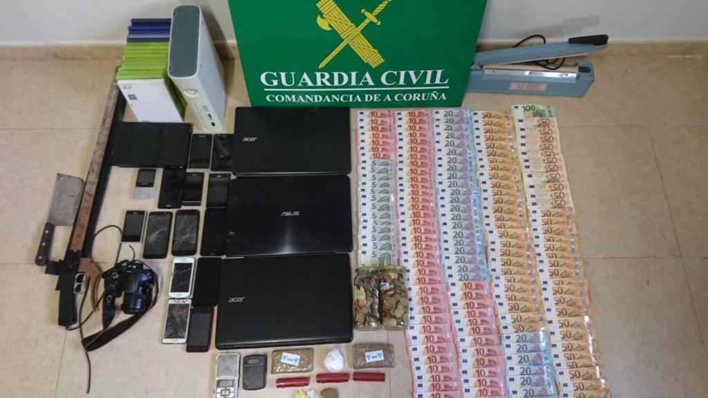 23/03/2021 Efectos intervenidos en un punto de venta de sustancias estupefacientes desarticulado por la Guardia Civil en la localidad de Fisterra.SOCIEDAD ESPAÑA EUROPA GALICIAGUARDIA CIVIL