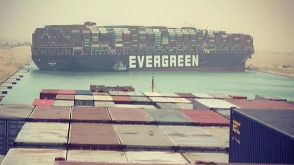 El barco encallado en el Canal de Suez.