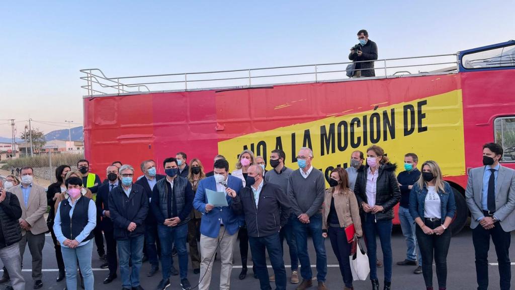 El presidente de los comerciantes murcianos durante la lectura del manifiesto contra la moción de censura.